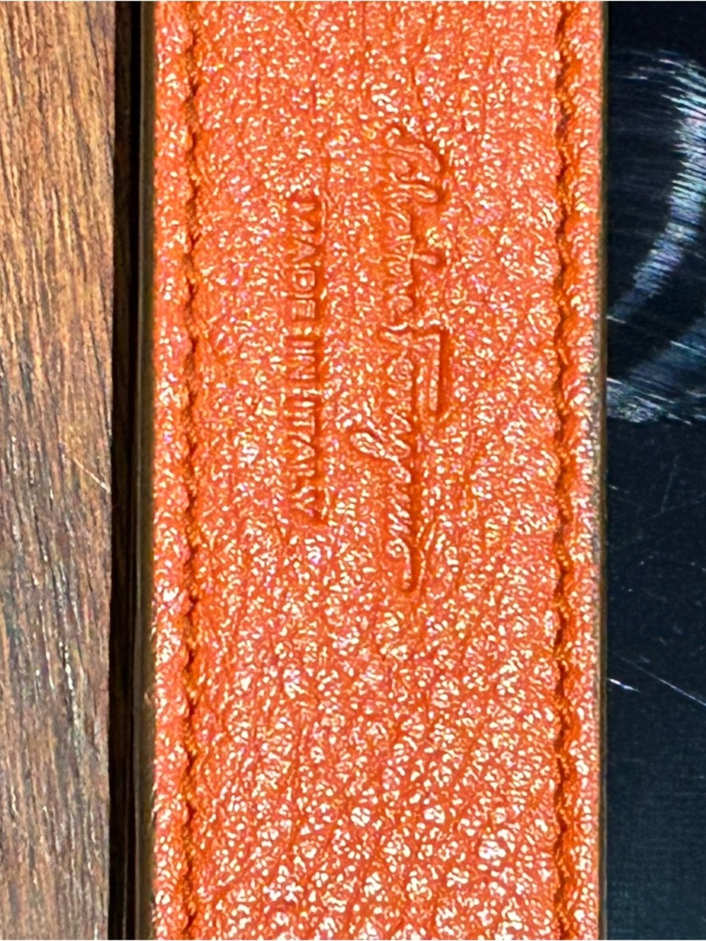 Salvatore Ferragamo Orange Leather iPad case
Serial number KD-22B420 - Picture 4 of 9